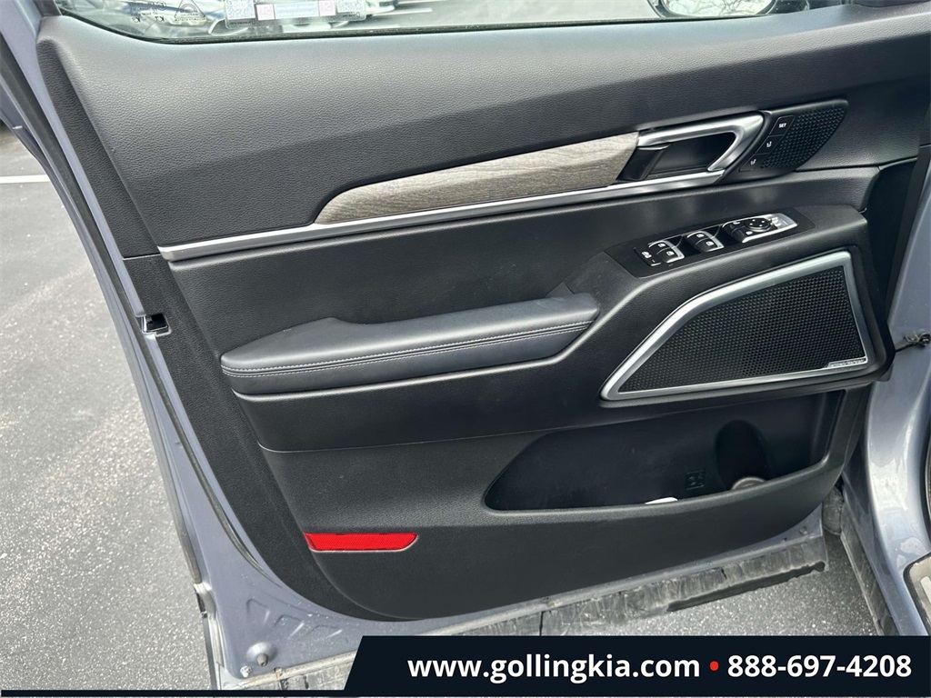 Vehicle image 16 of 32