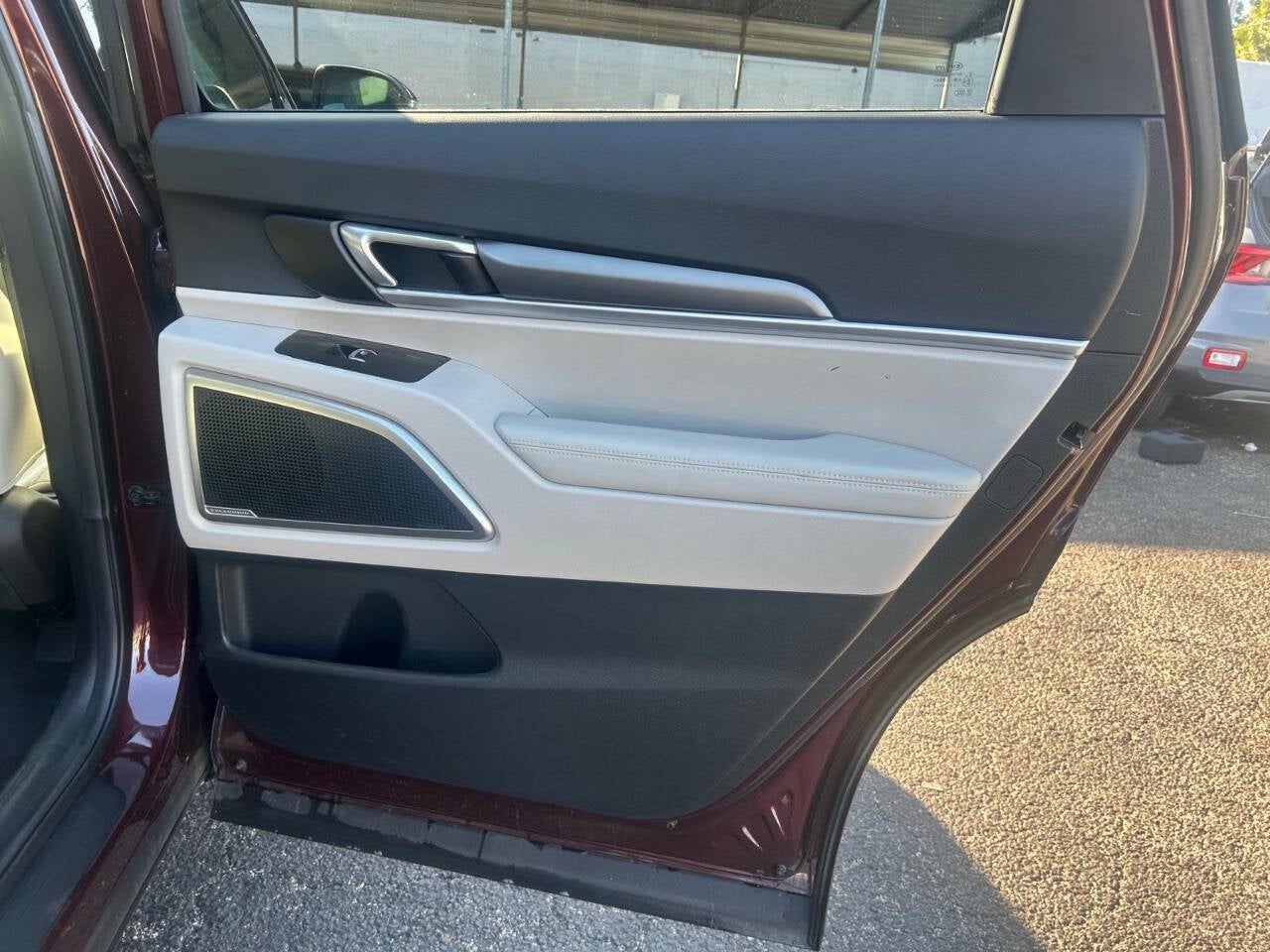 Vehicle image 27 of 48