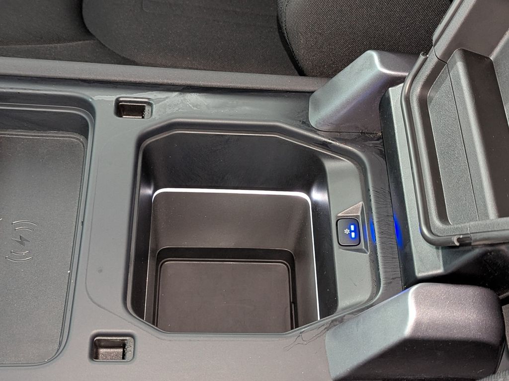 2021 Land Rover Defender Base Image 33 of 45