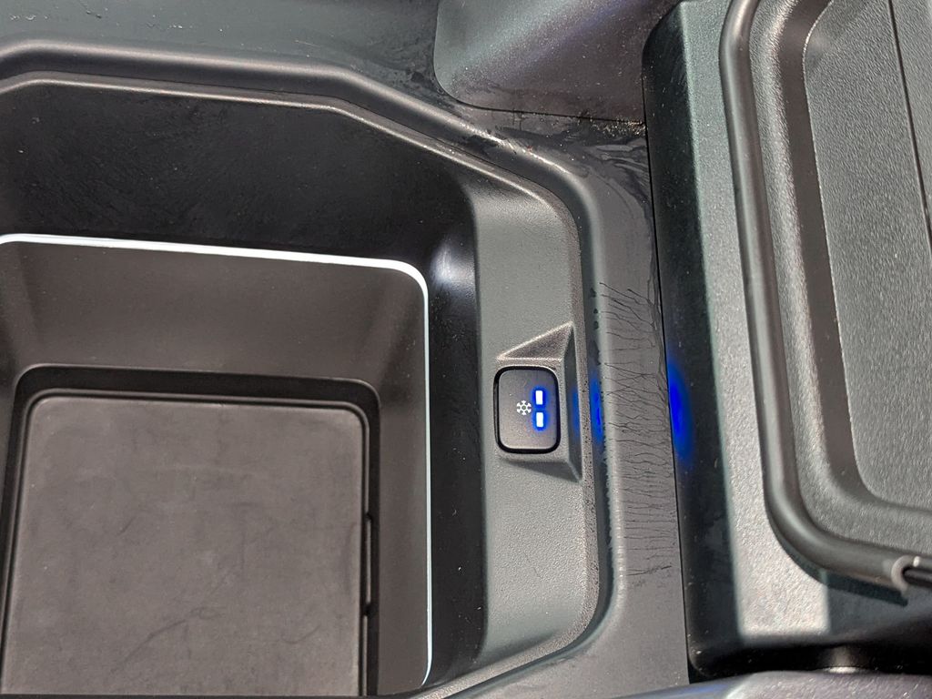 2021 Land Rover Defender Base Image 31 of 45