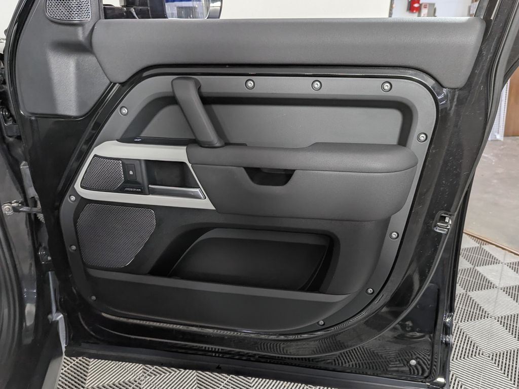 2021 Land Rover Defender Base Image 28 of 45