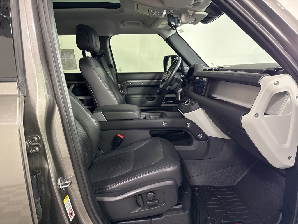 Vehicle image 14 of 25