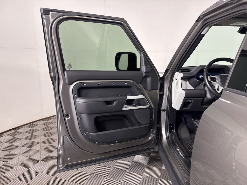 Vehicle image 19 of 25