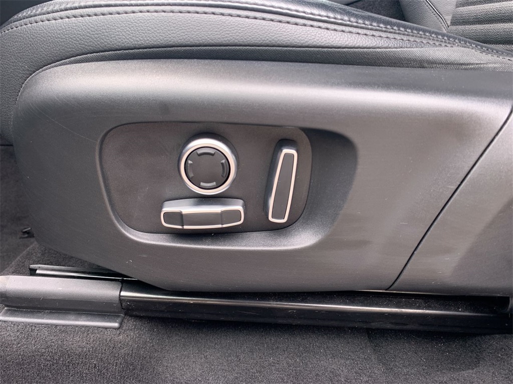 Vehicle image 11 of 26