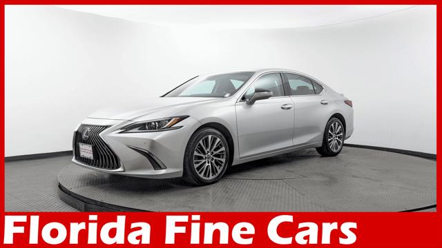 2021 Lexus ES 250 Image 2 of 29