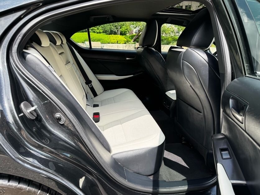 Vehicle image 21 of 39
