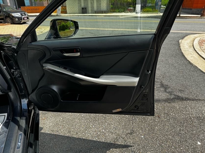 Vehicle image 31 of 39