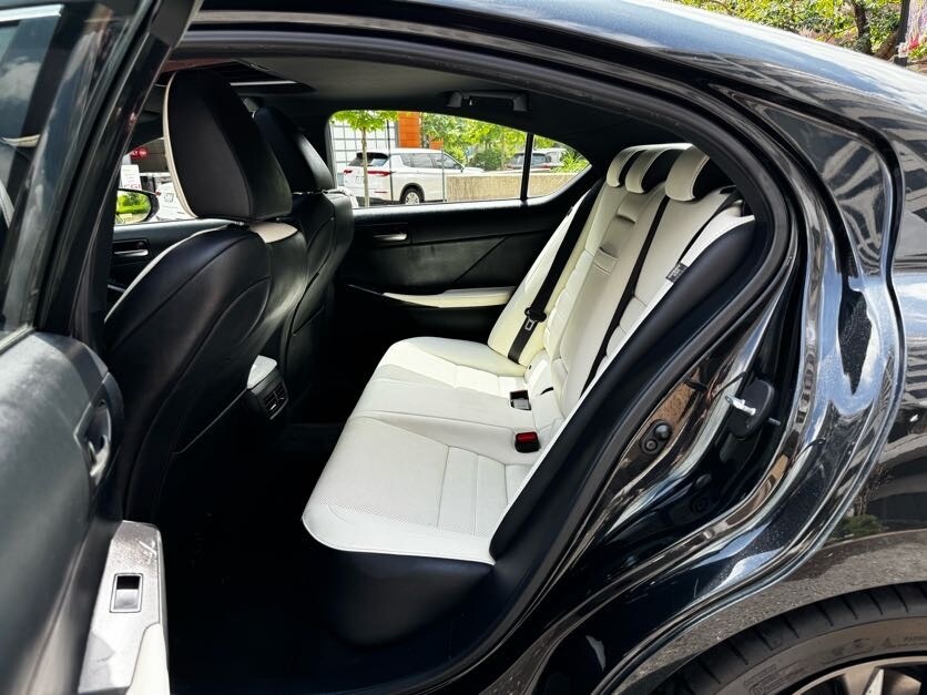 Vehicle image 18 of 39