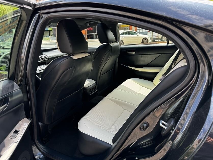 Vehicle image 17 of 39
