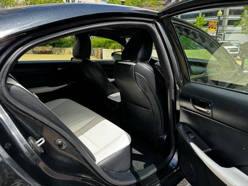 Vehicle image 20 of 39