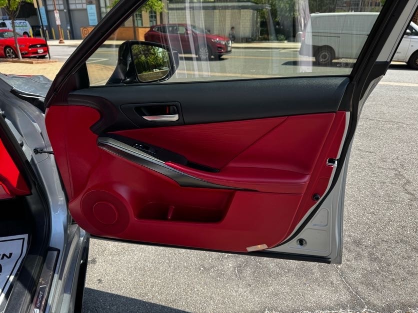 Vehicle image 31 of 40