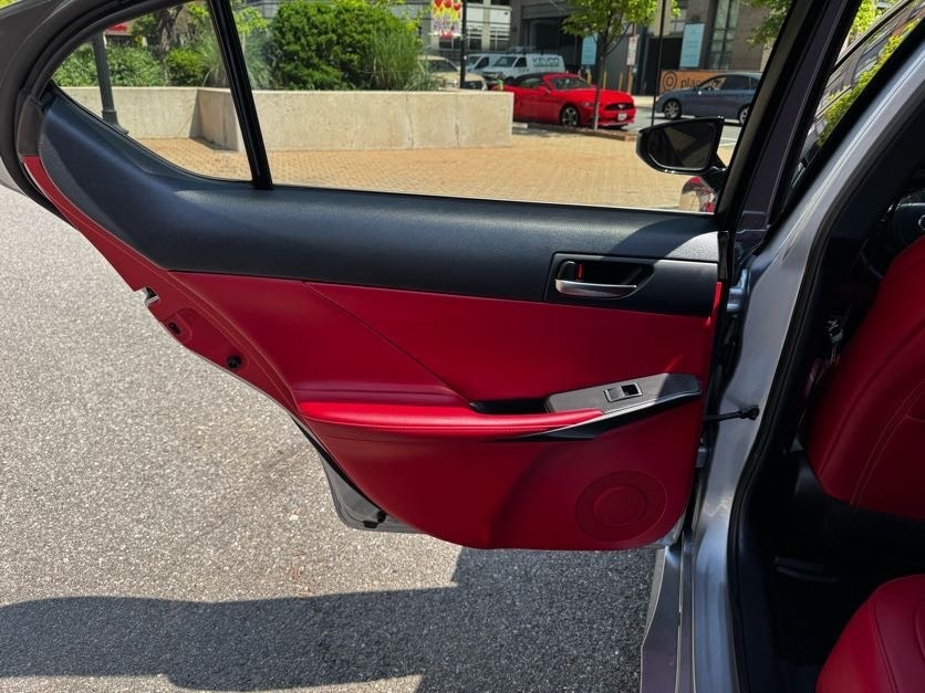 Vehicle image 19 of 40