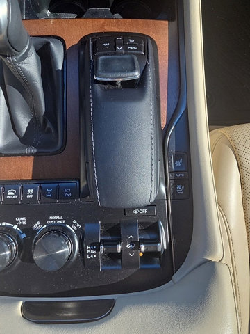 2021 Lexus LX 570 Image 13 of 26