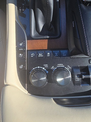 2021 Lexus LX 570 Image 14 of 26