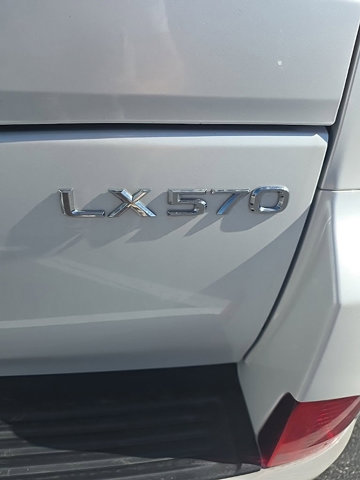 2021 Lexus LX 570 Image 16 of 26