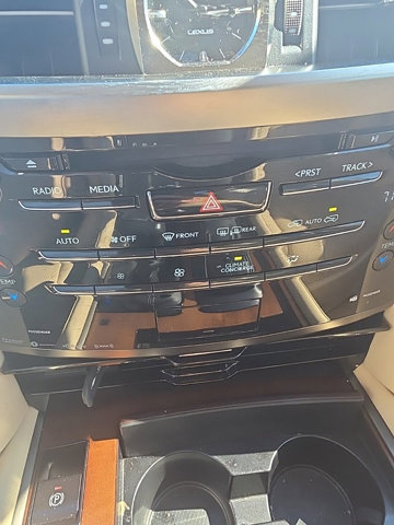 2021 Lexus LX 570 Image 12 of 26