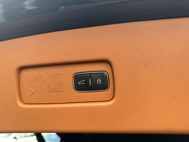 Vehicle image 31 of 33