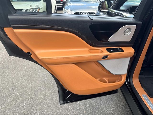 Vehicle image 23 of 33