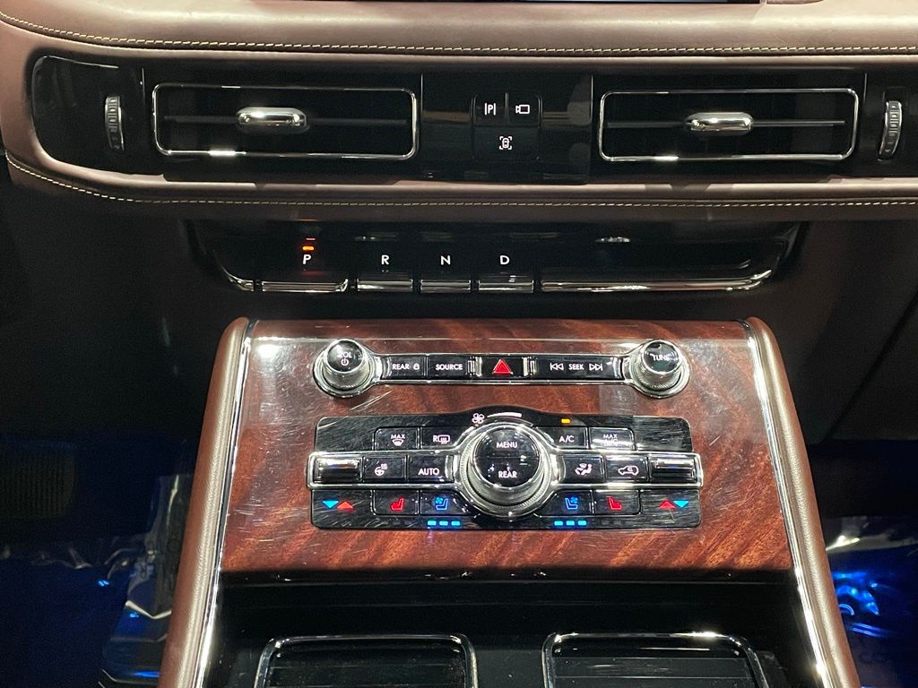 Vehicle image 32 of 45