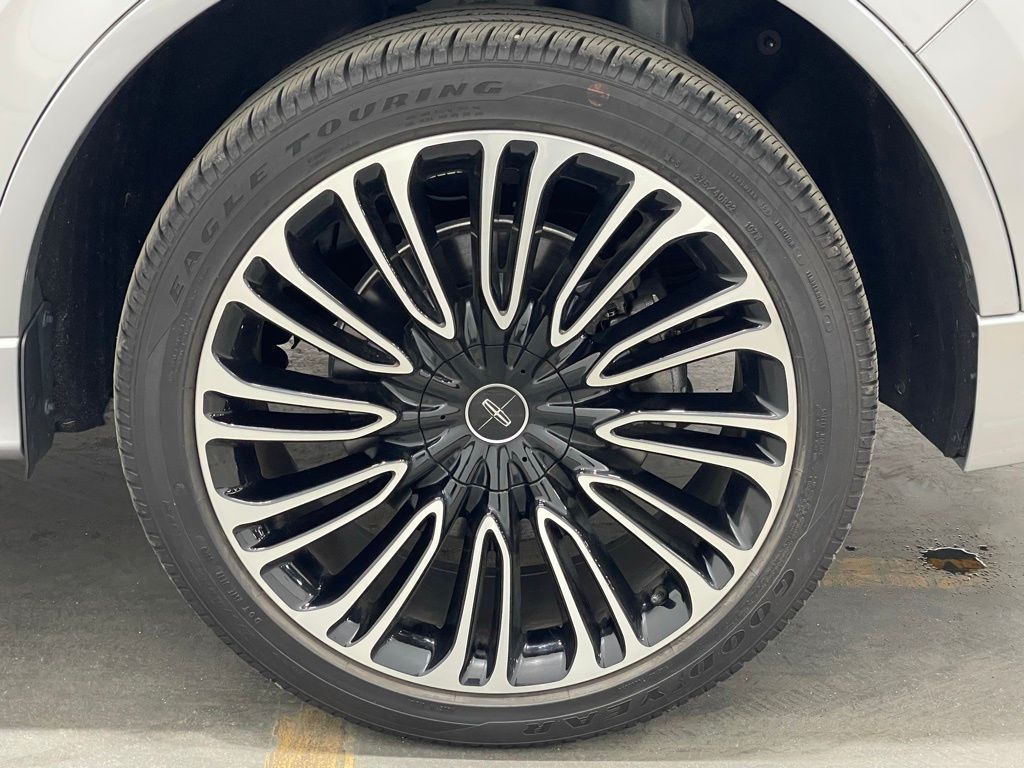 Vehicle image 35 of 45