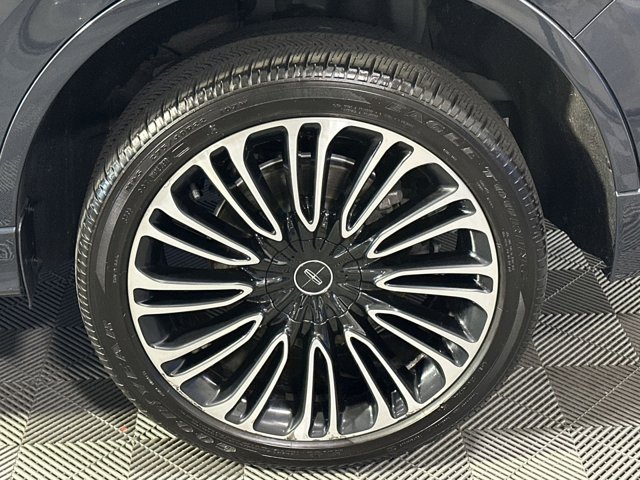 Vehicle image 10 of 34