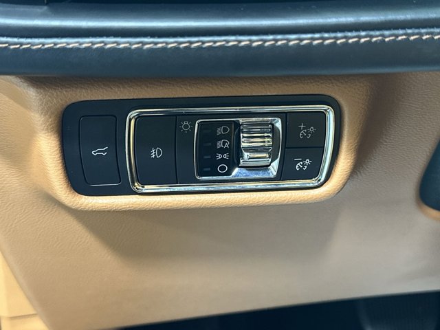 Vehicle image 25 of 34