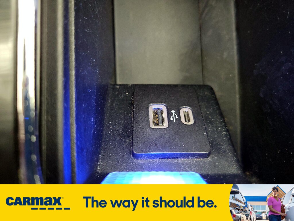 Vehicle image 24 of 32