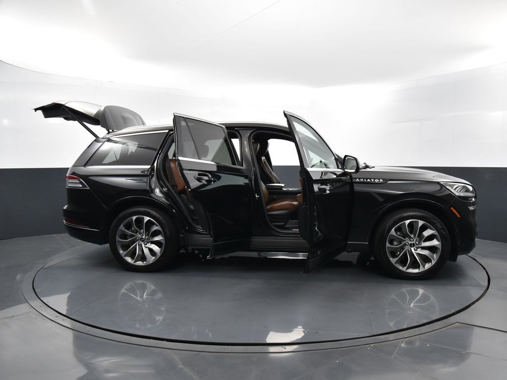 Vehicle image 9 of 41