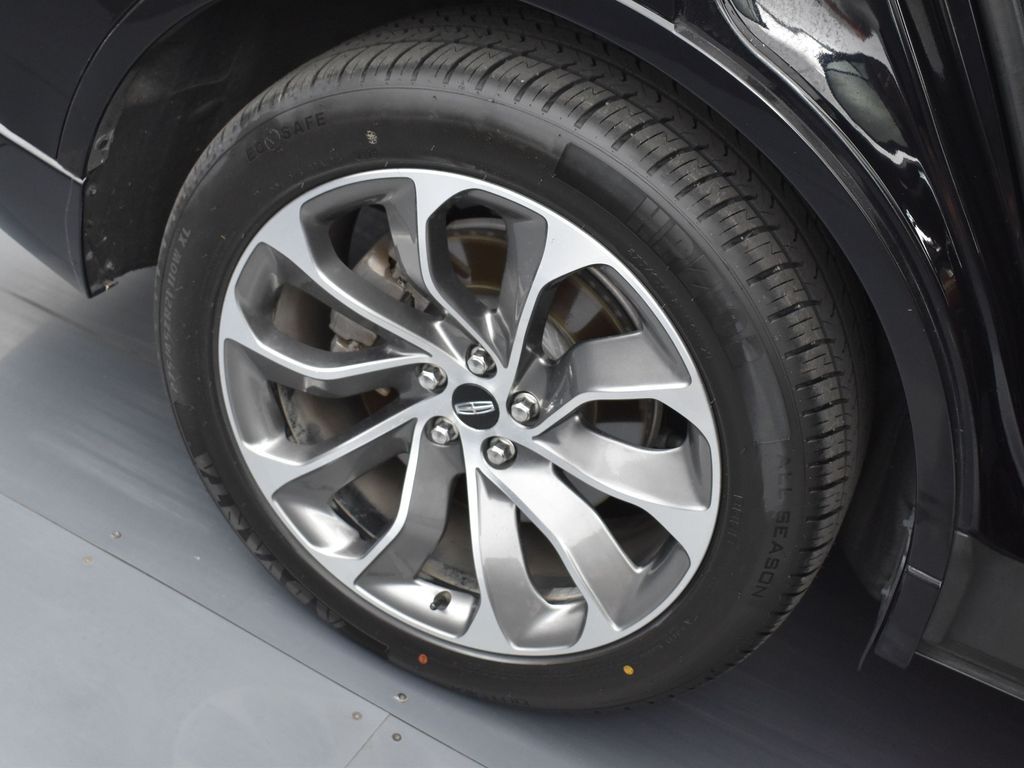 Vehicle image 17 of 41