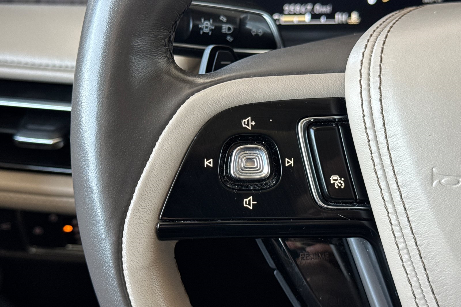 Vehicle image 37 of 54