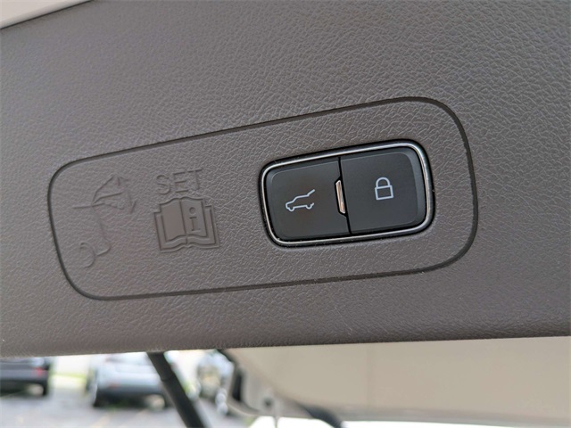 Vehicle image 25 of 30