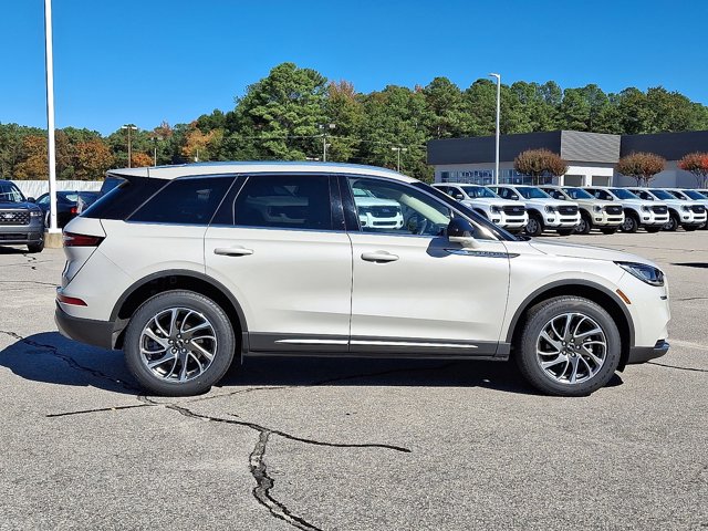 2021 Lincoln Corsair Standard Image 4 of 30