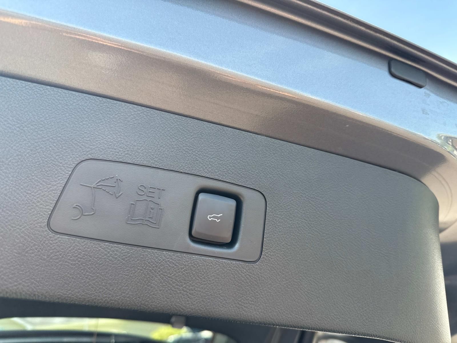 Vehicle image 27 of 33