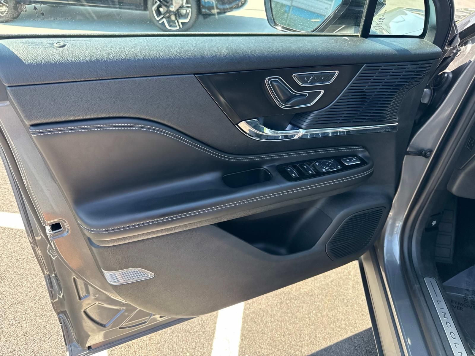 Vehicle image 23 of 33