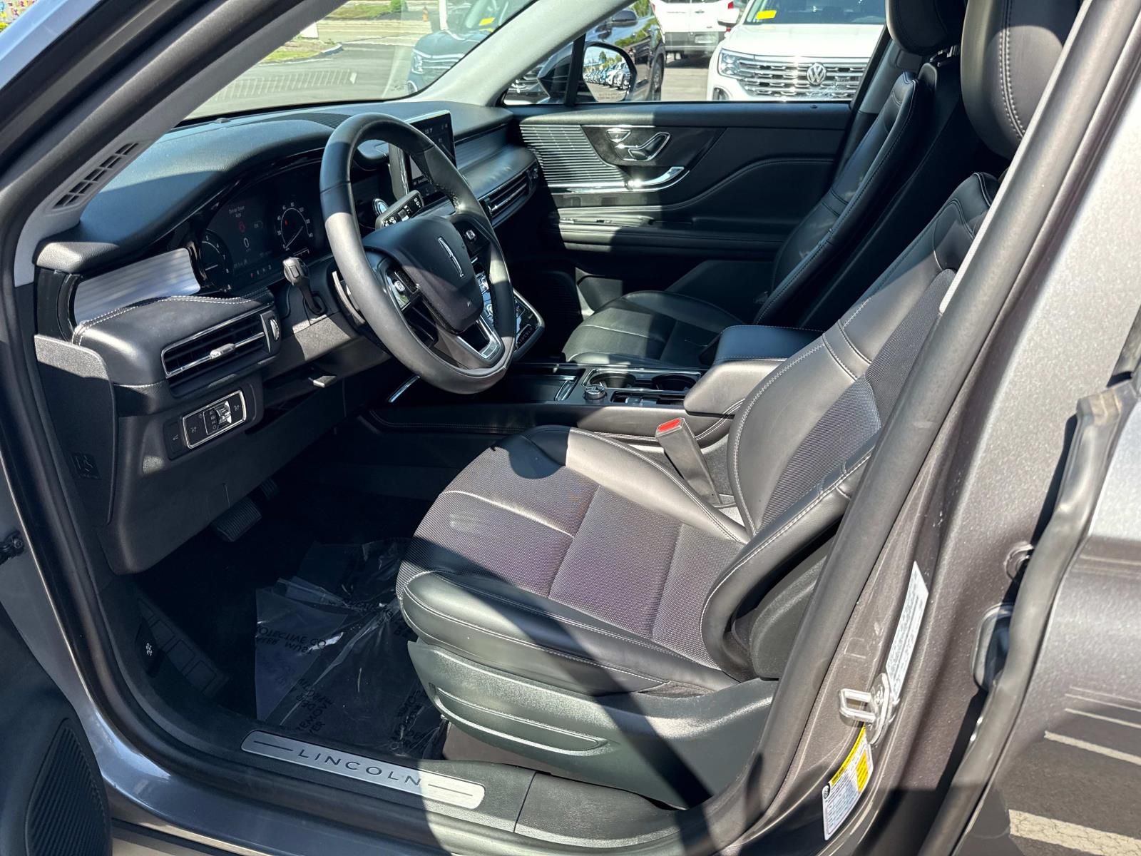Vehicle image 28 of 33