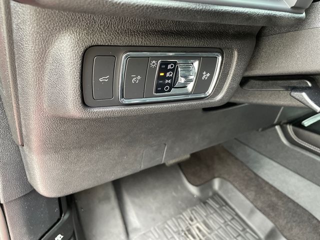Vehicle image 25 of 40