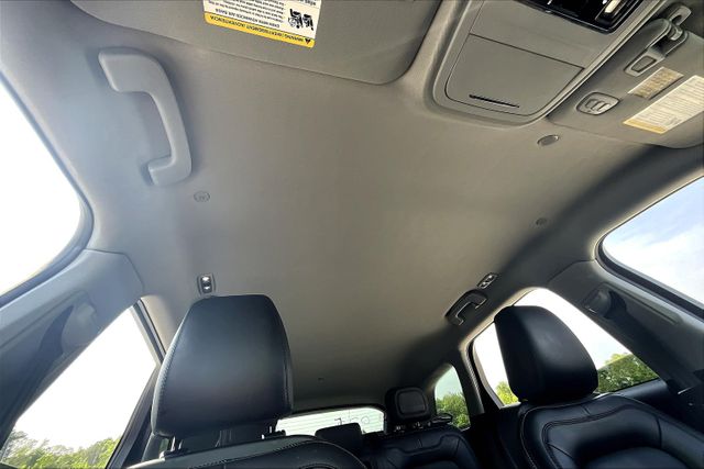 Vehicle image 28 of 33