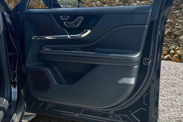 Vehicle image 22 of 33