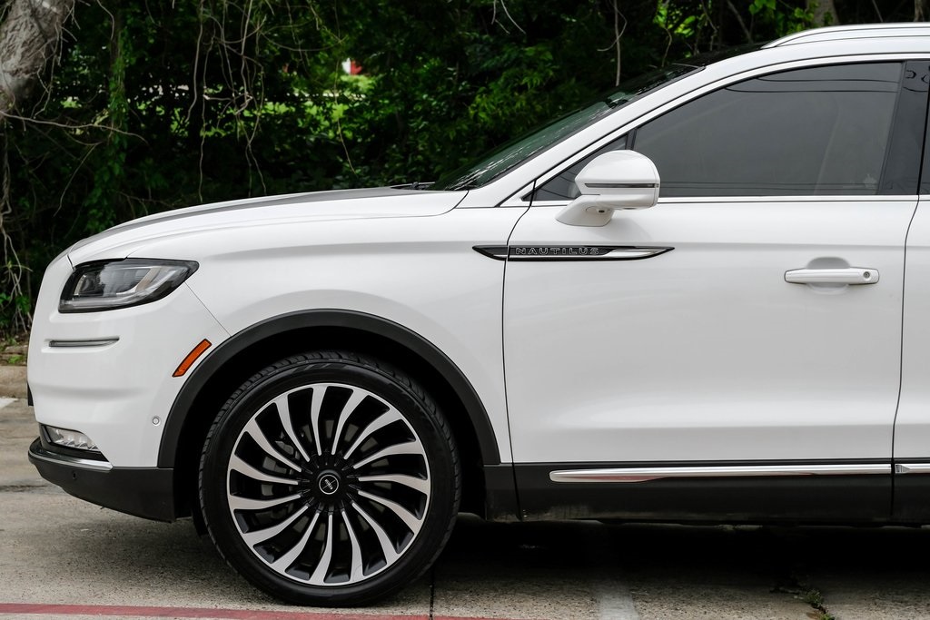 Vehicle image 22 of 68