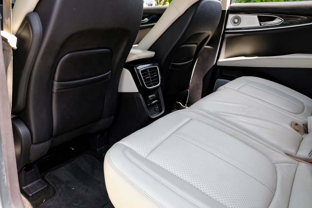 Vehicle image 33 of 68