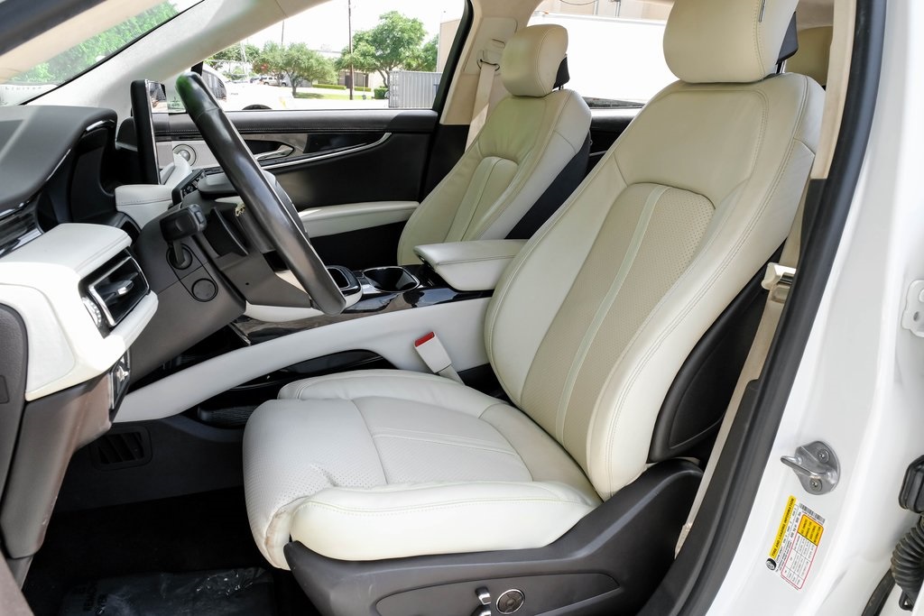 Vehicle image 32 of 68