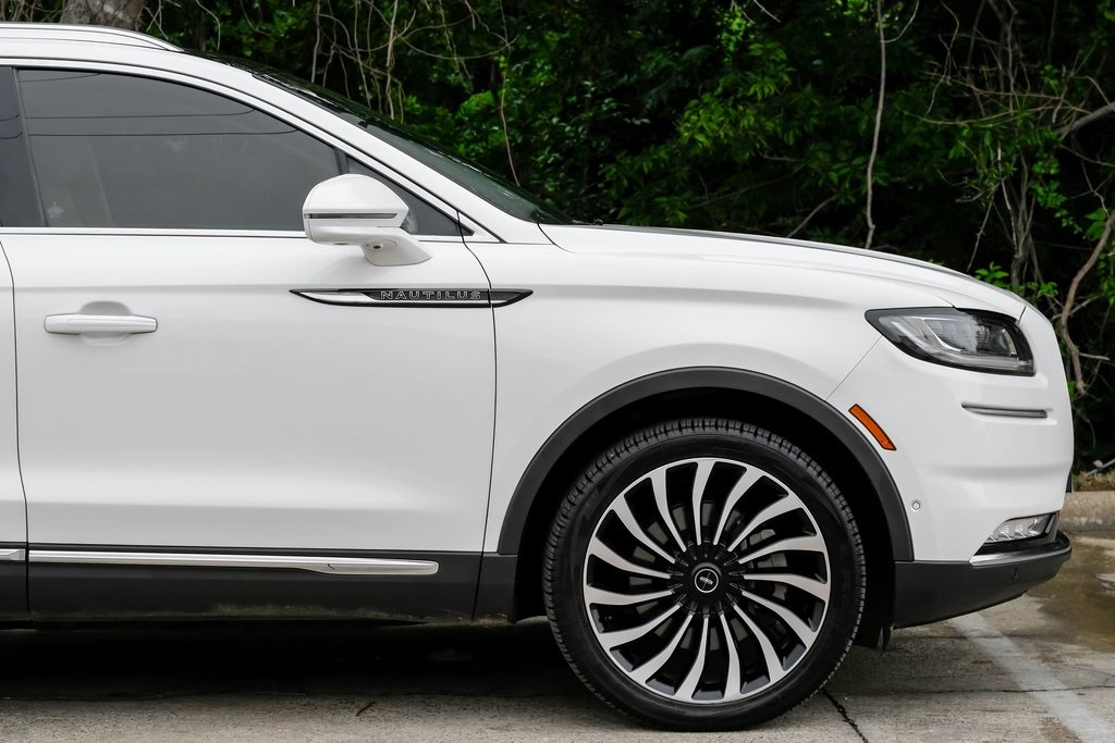 Vehicle image 10 of 68