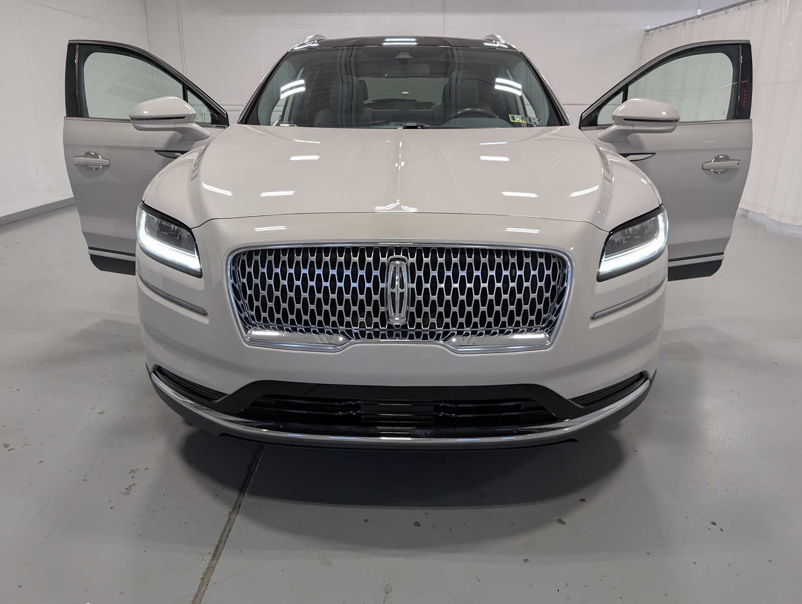 2021 Lincoln Nautilus Reserve Image 3 of 42