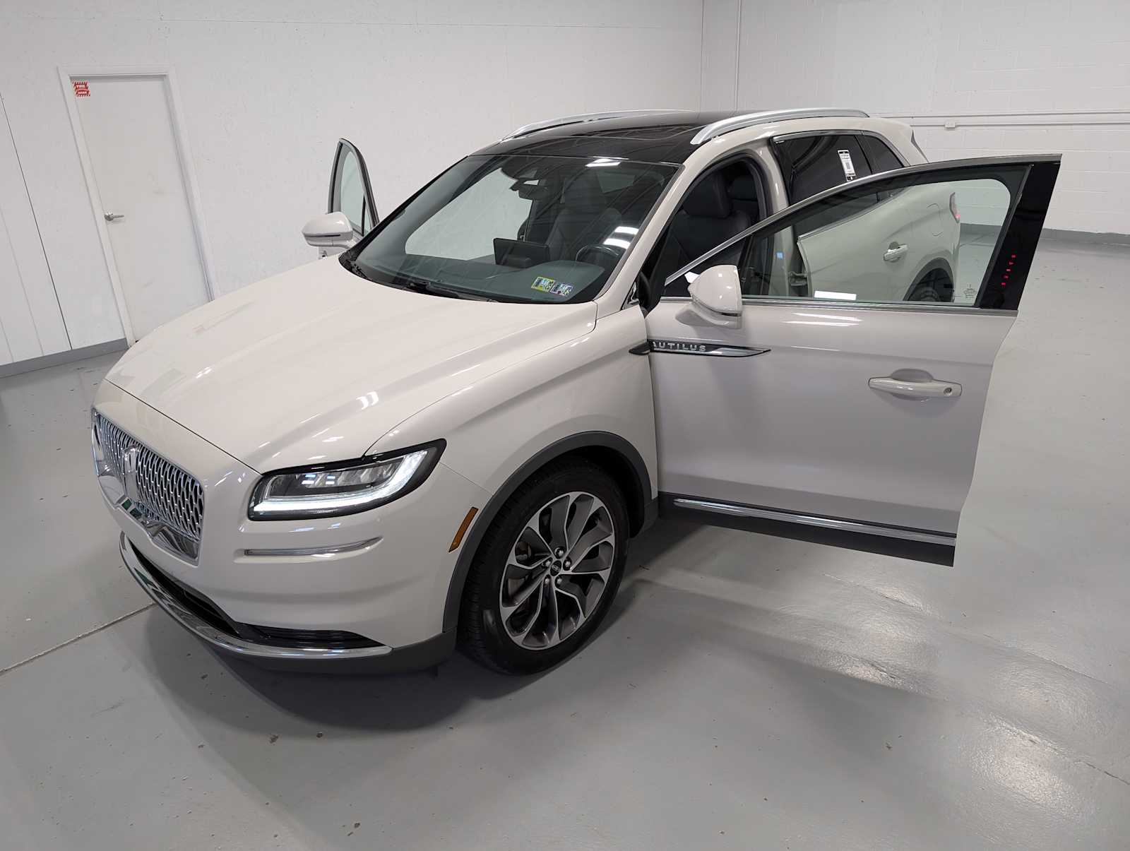 2021 Lincoln Nautilus Reserve Image 2 of 42