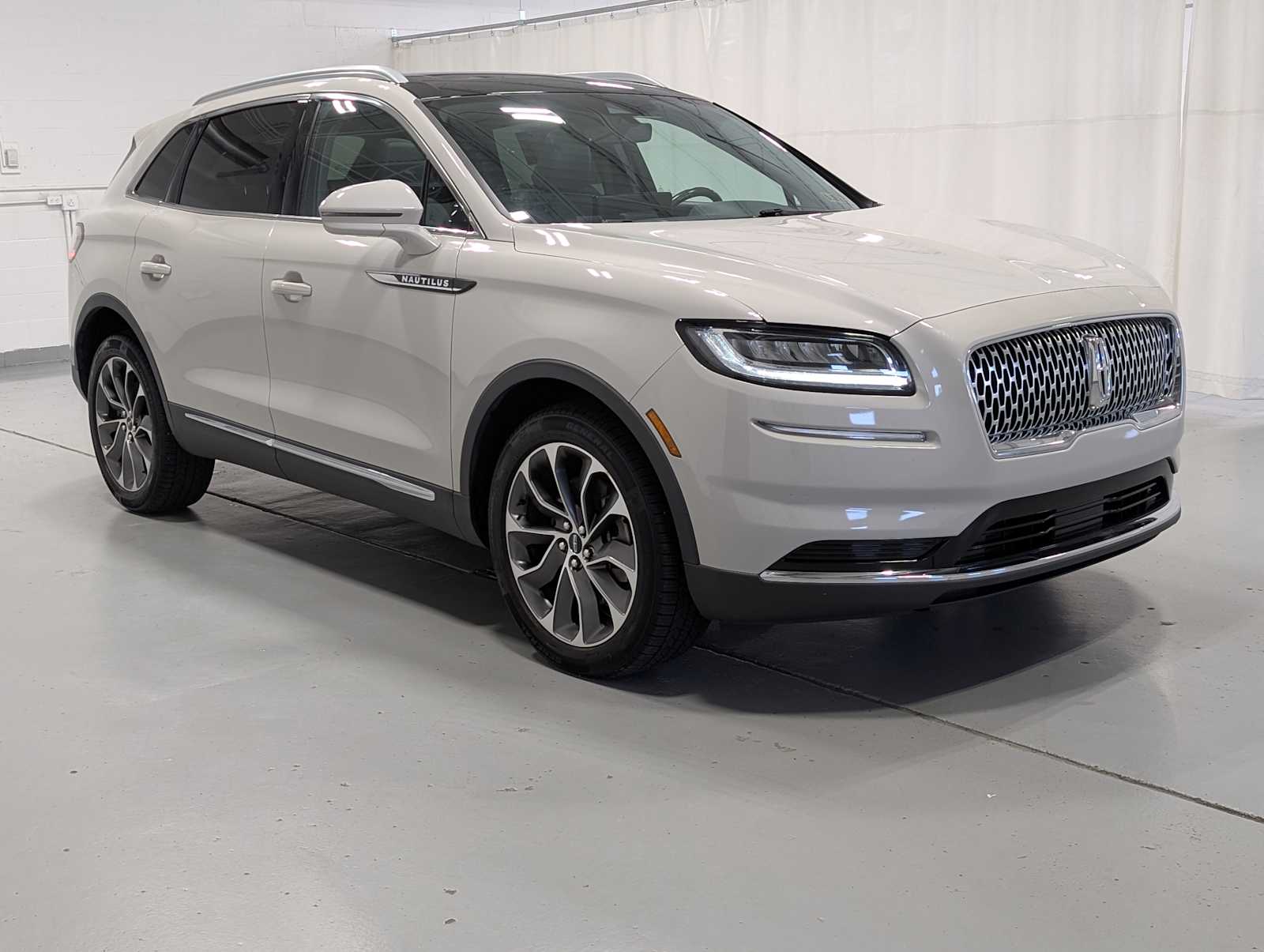 2021 Lincoln Nautilus Reserve Image 5 of 42