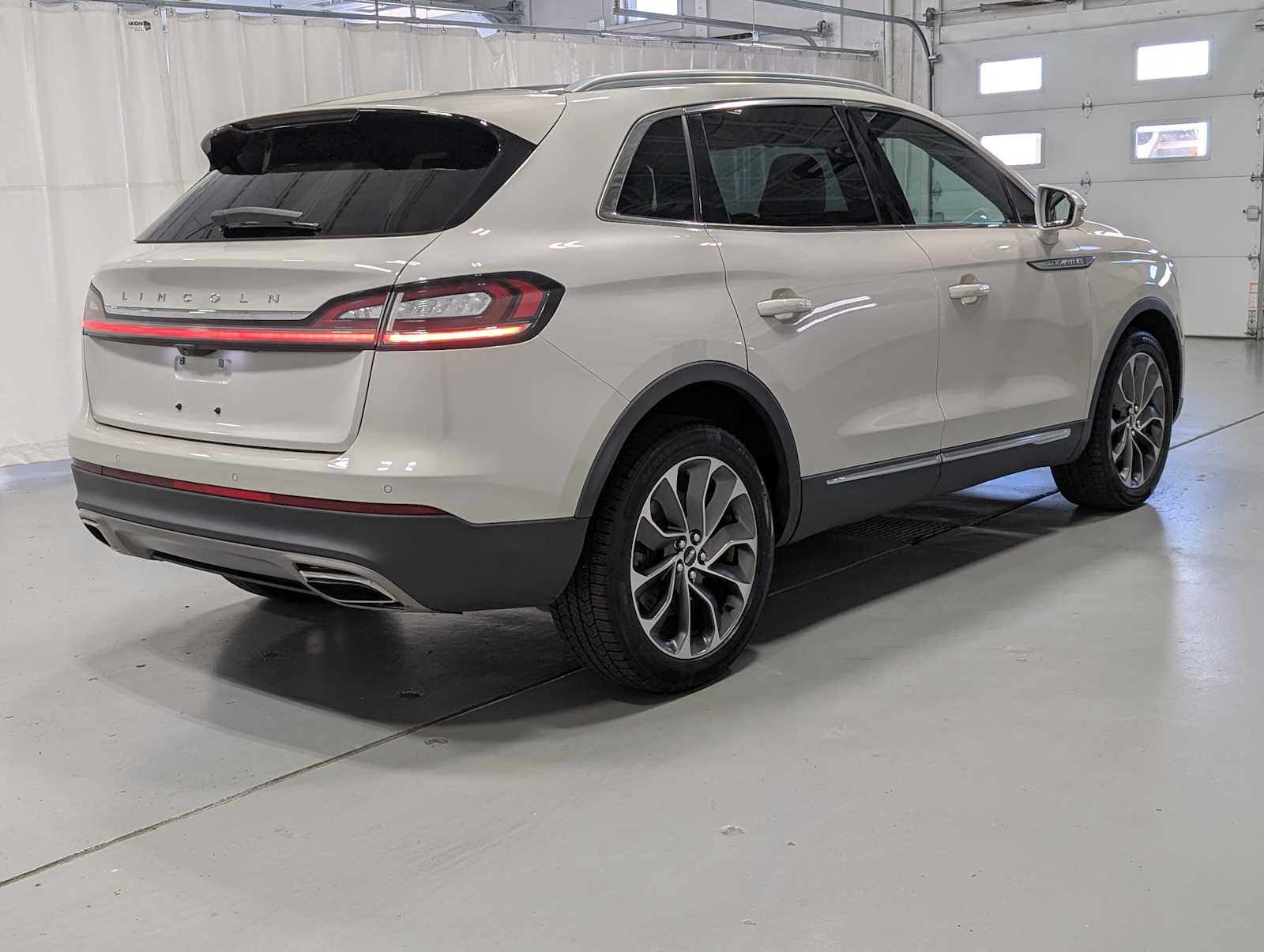 2021 Lincoln Nautilus Reserve Image 6 of 42