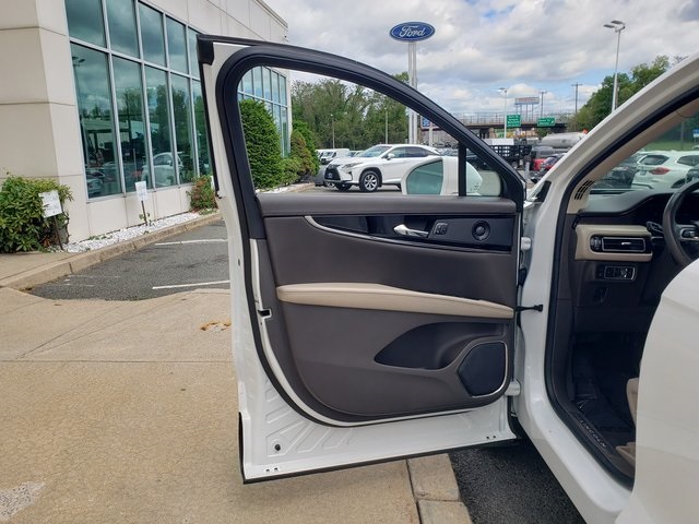 Vehicle image 10 of 34