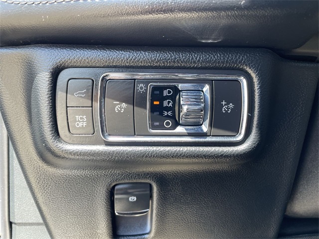 Vehicle image 28 of 35
