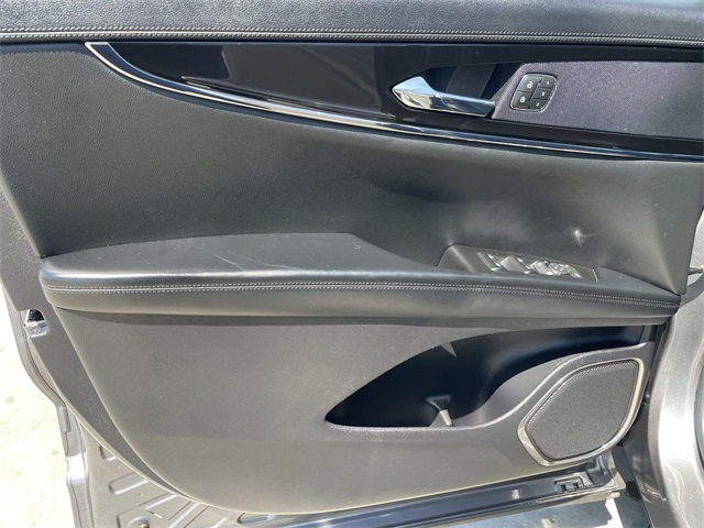 Vehicle image 27 of 35