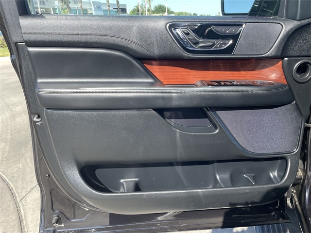 Vehicle image 27 of 36